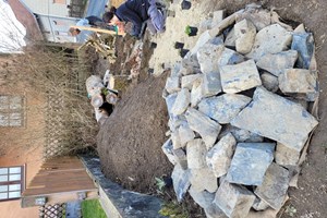 Bild 8: Lesesteinhaufen mit Erdwall im Hintergrund