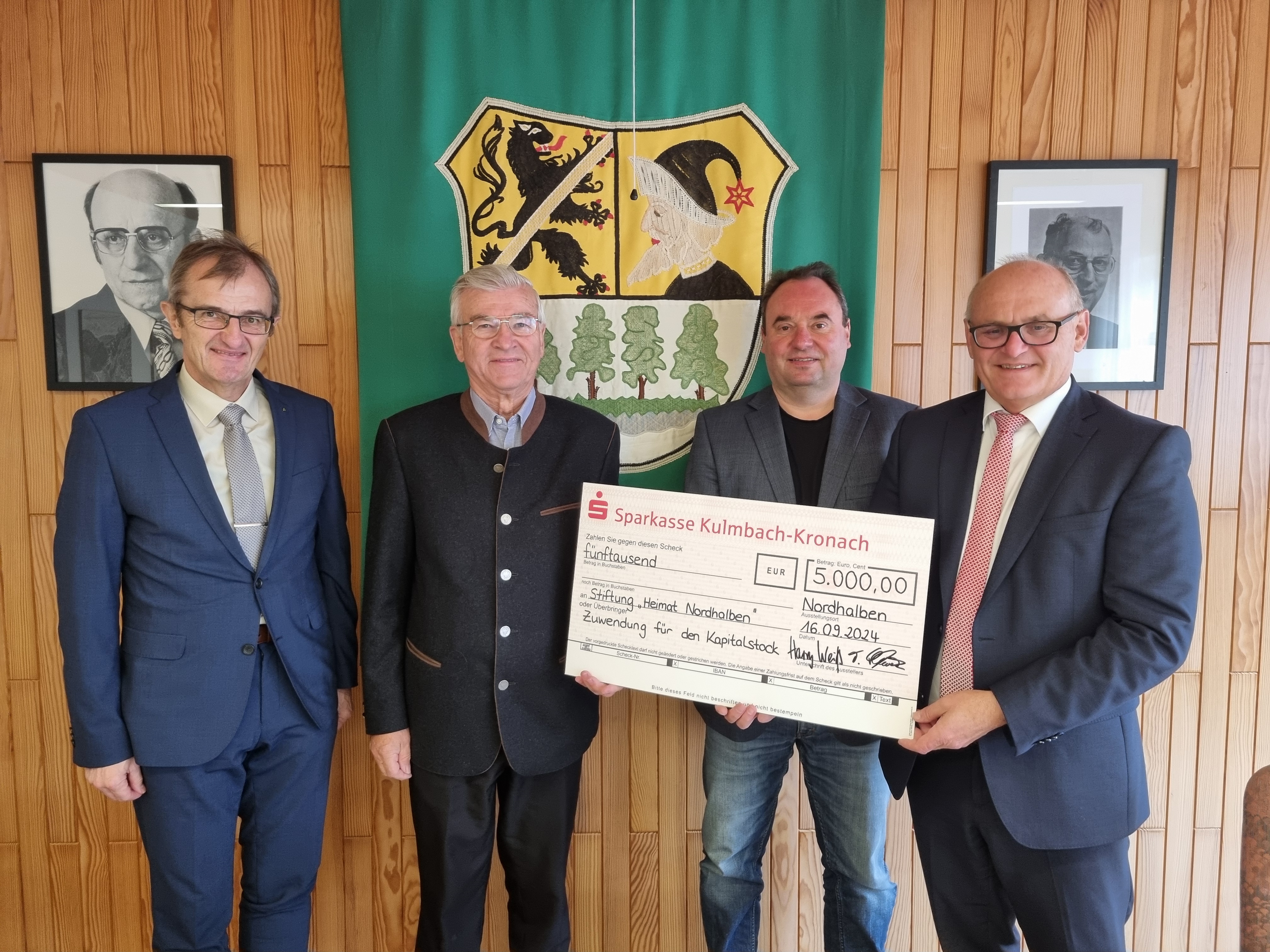 Schecküberreichung Stiftung