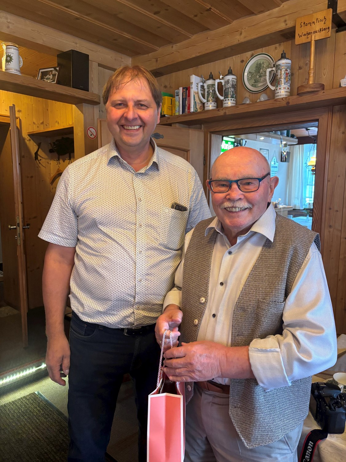 Geburtstag Pankratz Herold: Viele Gratulanten aus der Verwandtschaft, Freundschaft und den Vereinen waren zum 80. Geburtstag von Pankratz Herold gekommen. Im Namen der Gemeinde gratulierte Bürgermeister Michael Wunder dem ehemaligen sehr engagierten Schulleiter zum runden Geburtstag. Foto: Privat